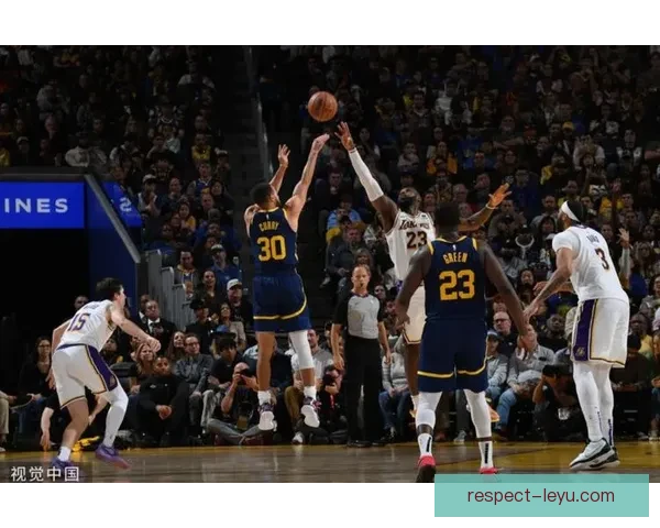 湖人逆转勇士上演惊险一幕詹姆斯统治赛场引爆全场热情